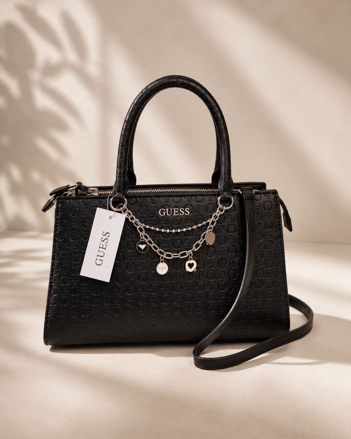 Guess Bolso negro con dijes